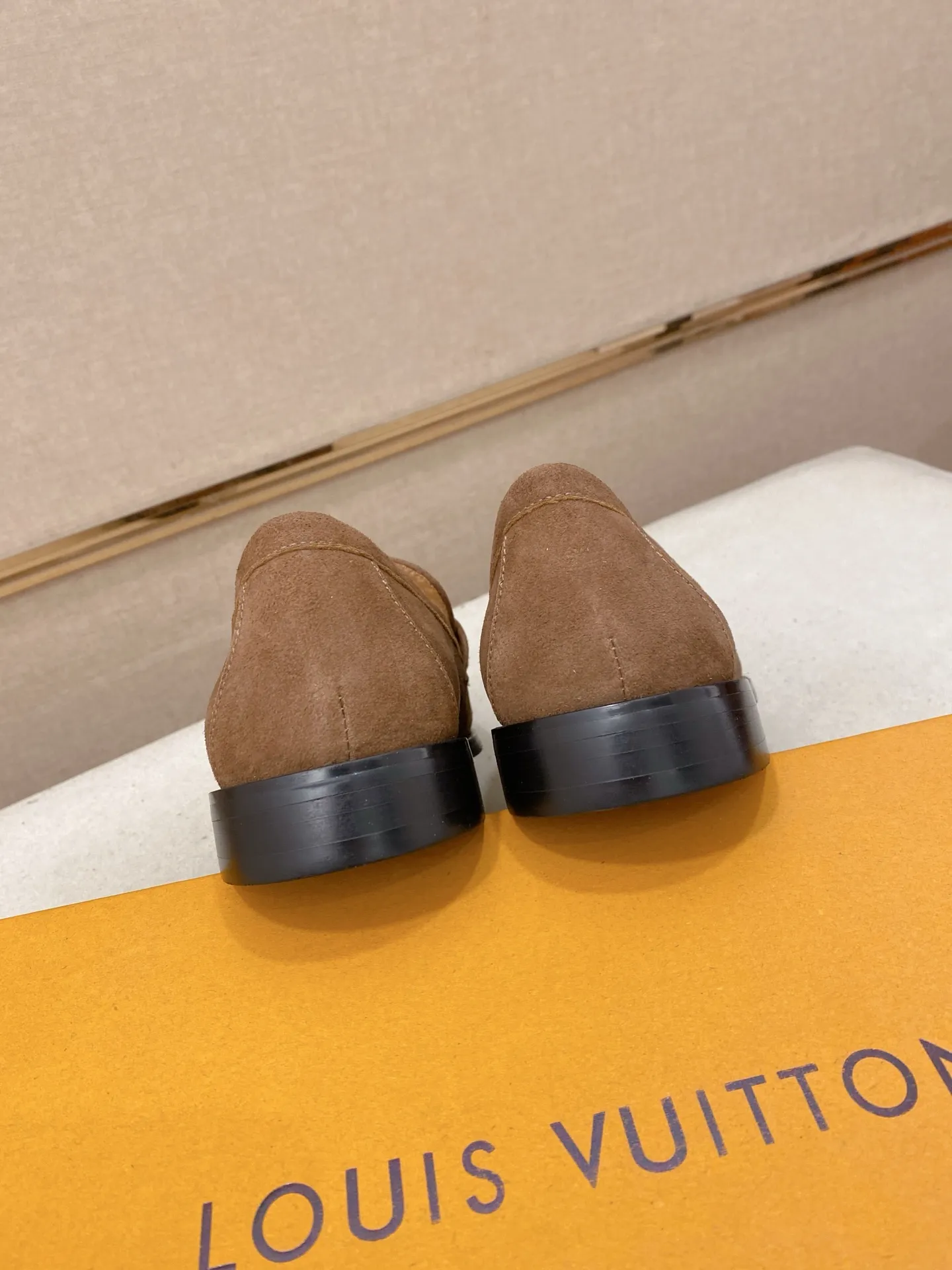 Men's shoes 💰 500💰⚡️New models available⚡️Louis Vuitton (Louis Vuitton/LV) casual, business formal wear! Made with pure Italian craftsmanship, the upper is made of first-layer cowhide, which is full of texture! The lining is cowhide and the original rubber leather shoe outsole. The style is atmospheric and comfortable! Positive code 38-44